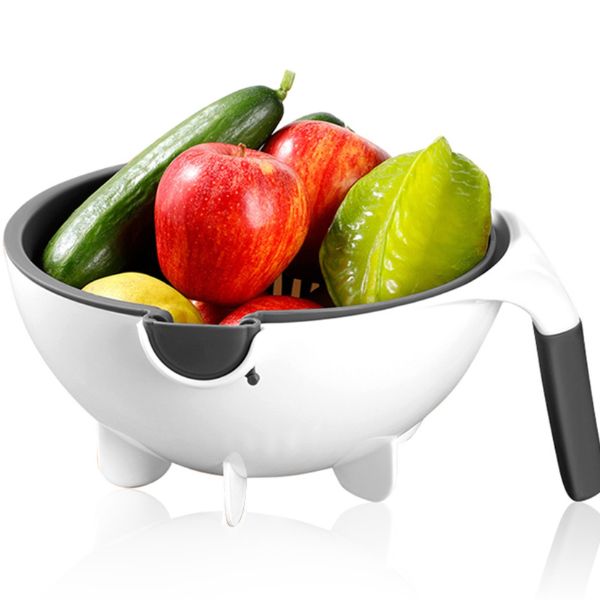 A zöldségek vagy gyümölcsök szűrője és szeletelője manuálisan egy tálral, különféle kiegészítők