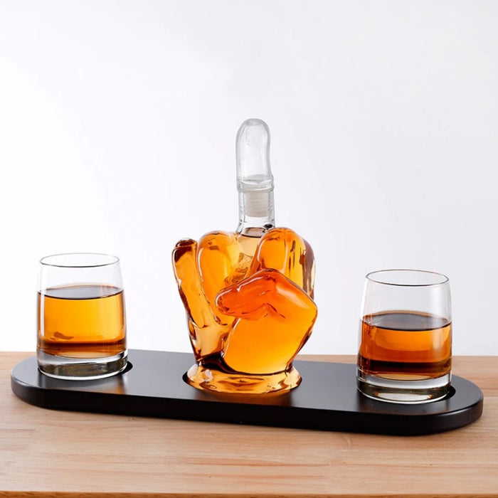 Set decantor din sticla 750ml in forma de mana + 2 pahare si suport din lemn, transparent-maro inchis